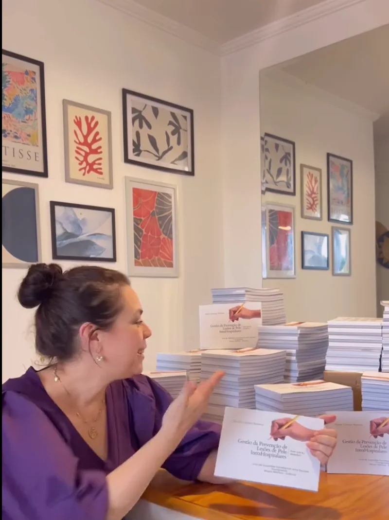 Elaine Ianni em seu escritório, cercada por exemplares do Guia da Gestão da Prevenção
